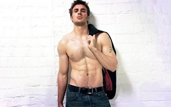 сексуальный мужчина с увеличенным членом